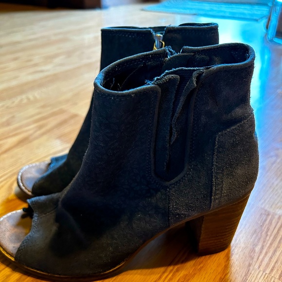 Cute Toms heeled boots dark gray with flower print on them sz W 9 - Picture 3 of 6
